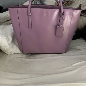Perfect condition Lilac Kate Spade Purse. Prefect for Spring.